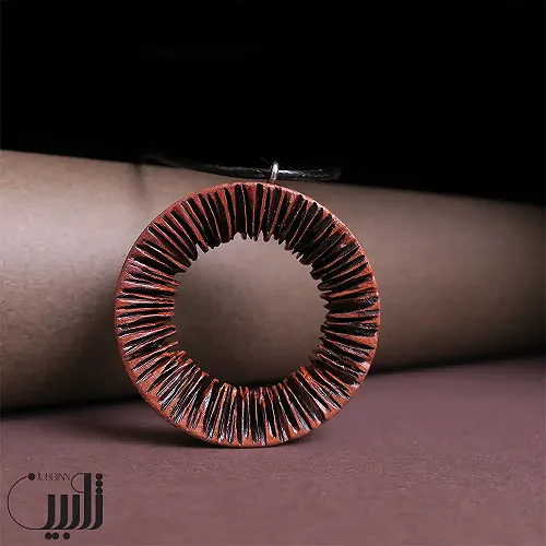 گردنبند چوبی طرح کرم چاله