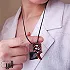 گردنبند چوبی طرح آبستره در تعادل (تک نسخه)