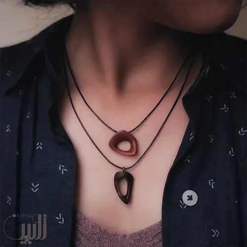 گردنبند چوبی در میان امواج و خلاء (تک نسخه)