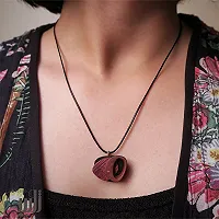 گردنبند چوبی در میان لایه ها (تک نسخه)