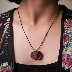 گردنبند چوبی در میان لایه ها (تک نسخه)